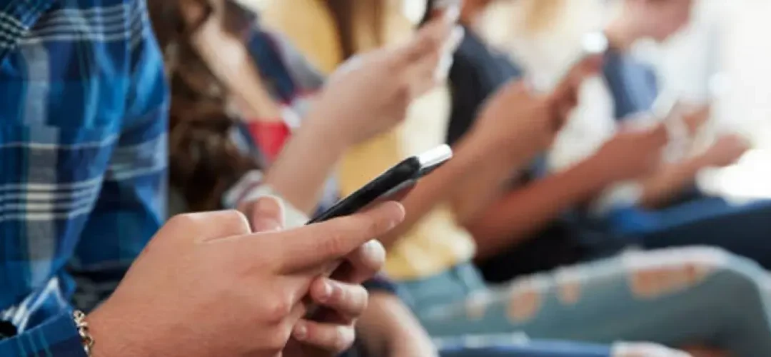 «Temos que poñer límites ao uso das pantallas e ser conscientes dos riscos dixitais que existen»