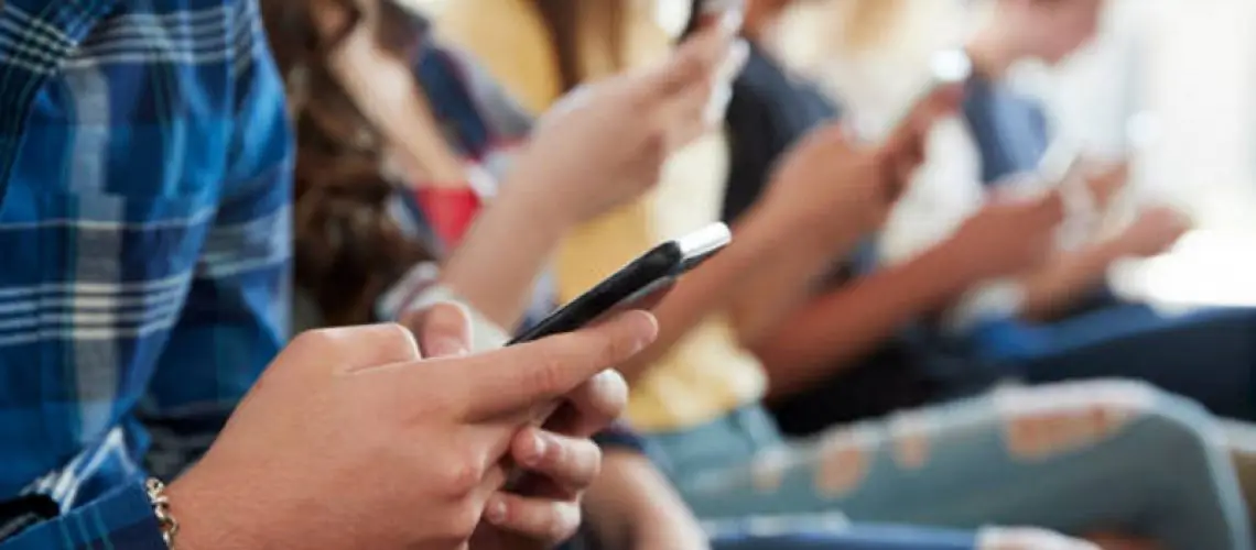 «Temos que poñer límites ao uso das pantallas e ser conscientes dos riscos dixitais que existen»